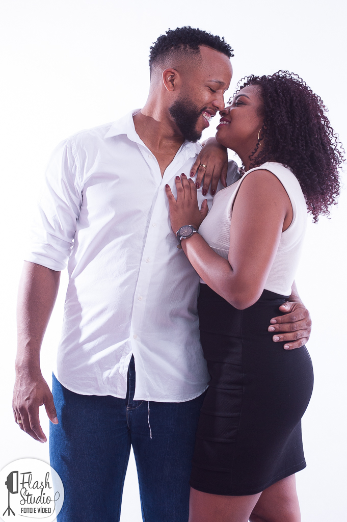 foto de casal apaixonado em ensaio de casal em estudio, no rio de janeiro