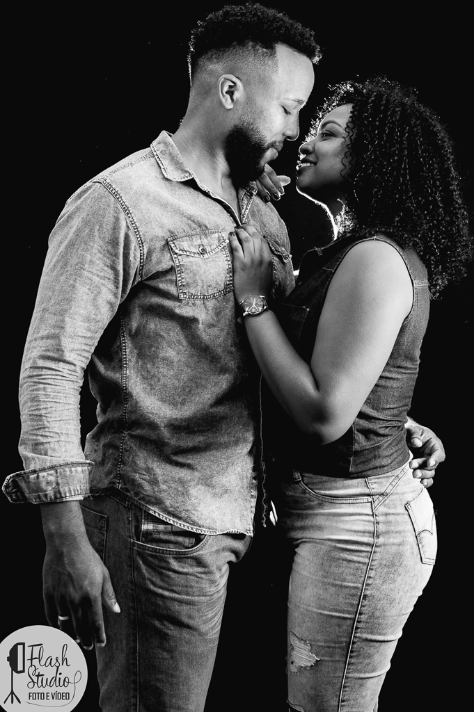 foto preto e branco, de casal em ensaio de casal em estudio, no rio de janeiro