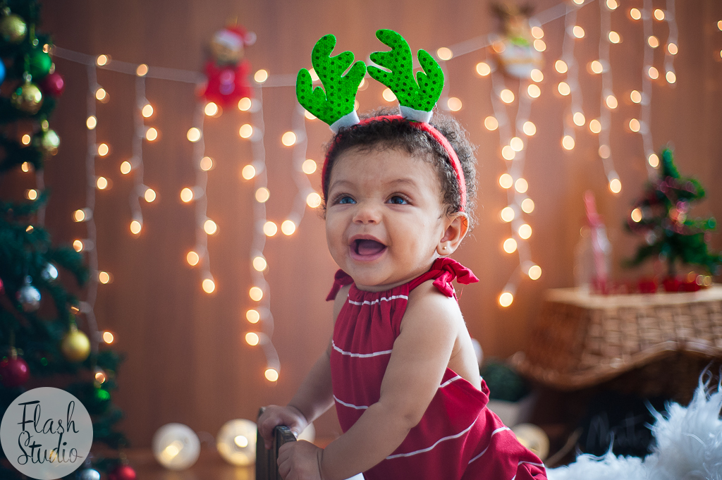 foto de bebe rindo com fundo de luzinhas e ensaio de natal no rio de janeiro - RJ
