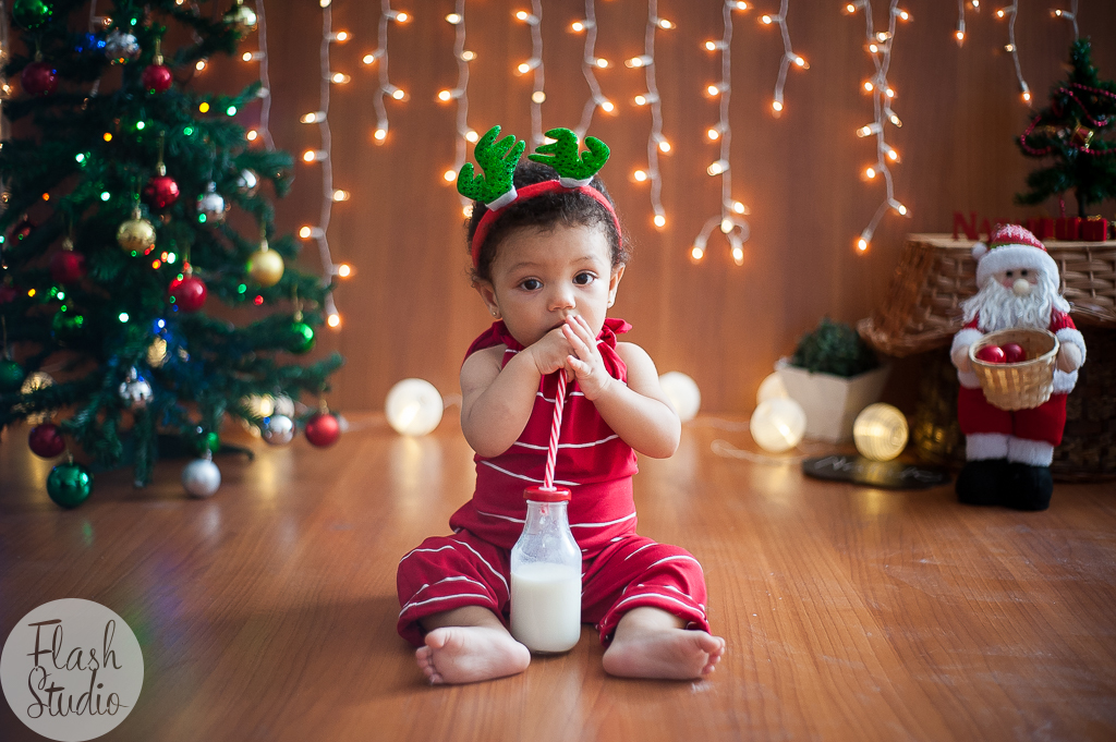 bebe tomando leite em ensaio de natal no rio de janeiro - RJ