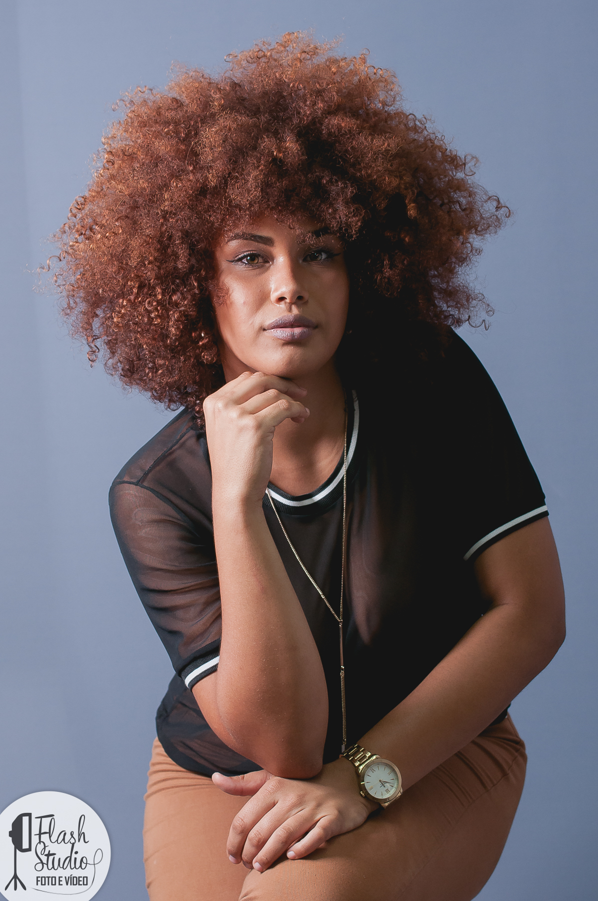 mulher com a mao no rosto, mulher de costas em ensaio feminino em estudio, no rio de janeiro