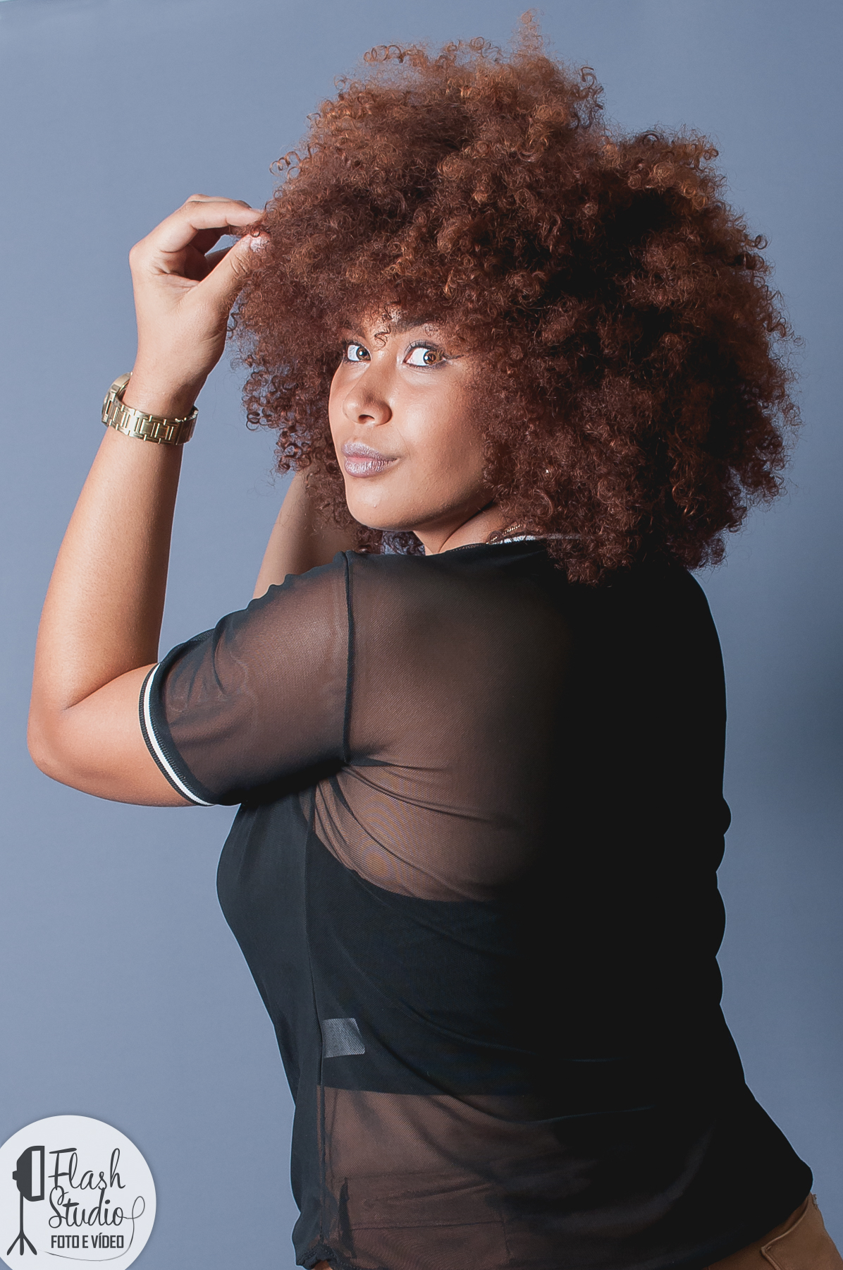 mulher linda cacheada em ensaio feminino em estudio, no rio de janeiro