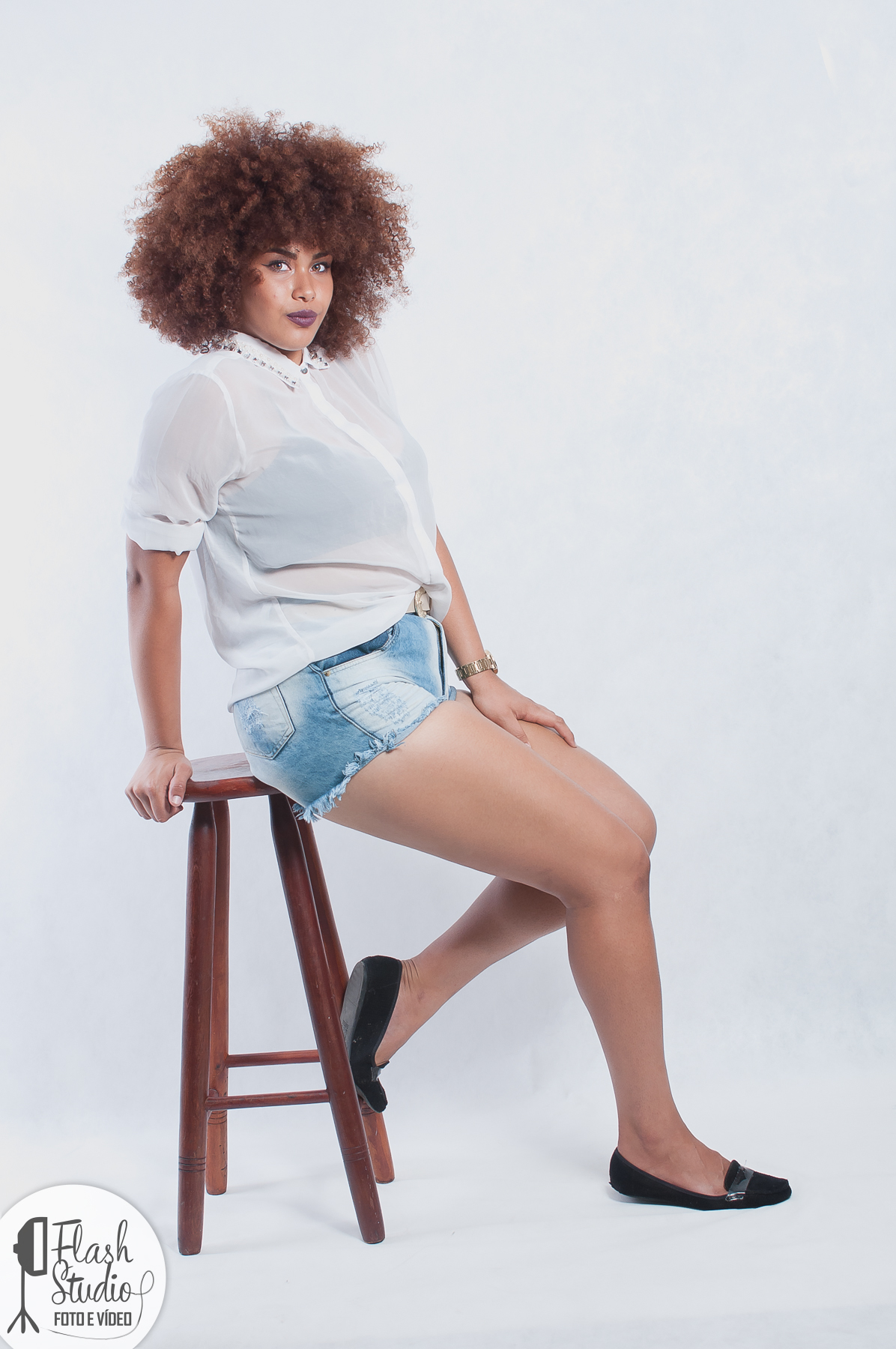 mulher sentada em banco de madeira em ensaio feminino em estudio, no rio de janeiro