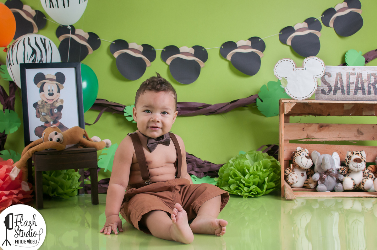 bebe posando em smash the cake / cake smash, do mickey safari no rio de janeiro