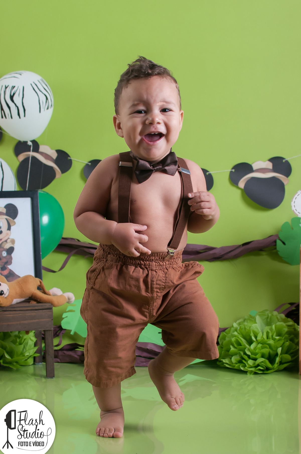 bebe em pé dançando em smash the cake / cake smash, do mickey safari no rio de janeiro