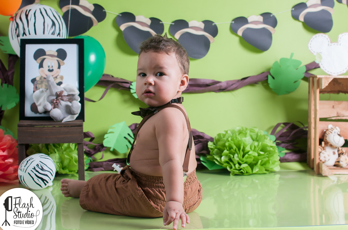 bebe de costas em smash the cake / cake smash, do mickey safari no rio de janeiro