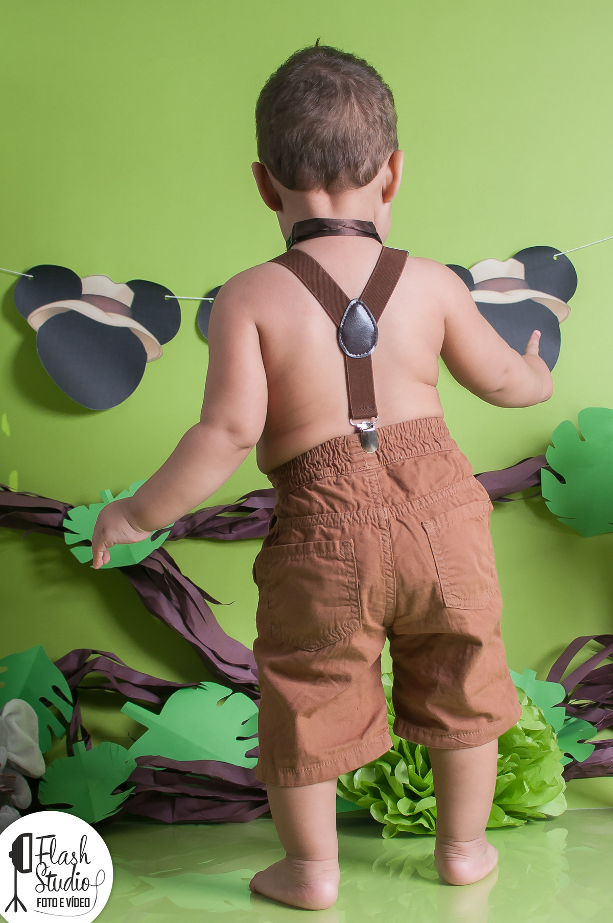 bebe brincando em smash the cake / cake smash, do mickey safari no rio de janeiro