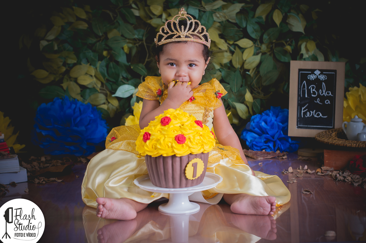 bebe comento bolo em smash the cake / cake smash da bela e a fera no rio de janeiro