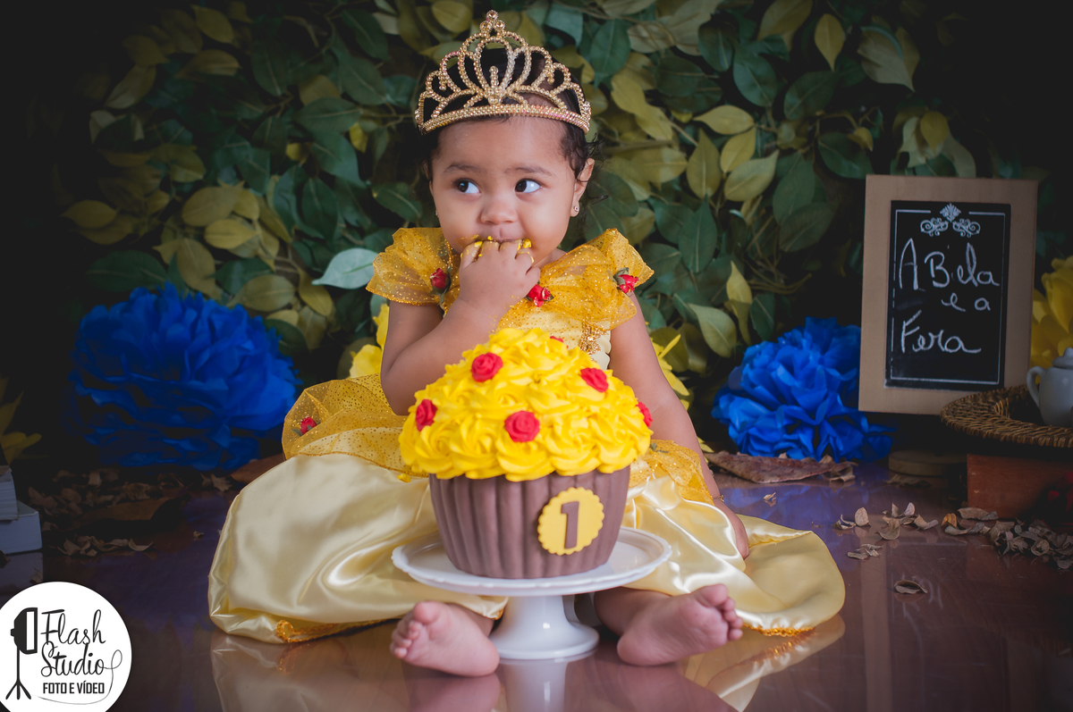 linda bebe com seu bolo em smash the cake / cake smash da bela e a fera no rio de janeiro