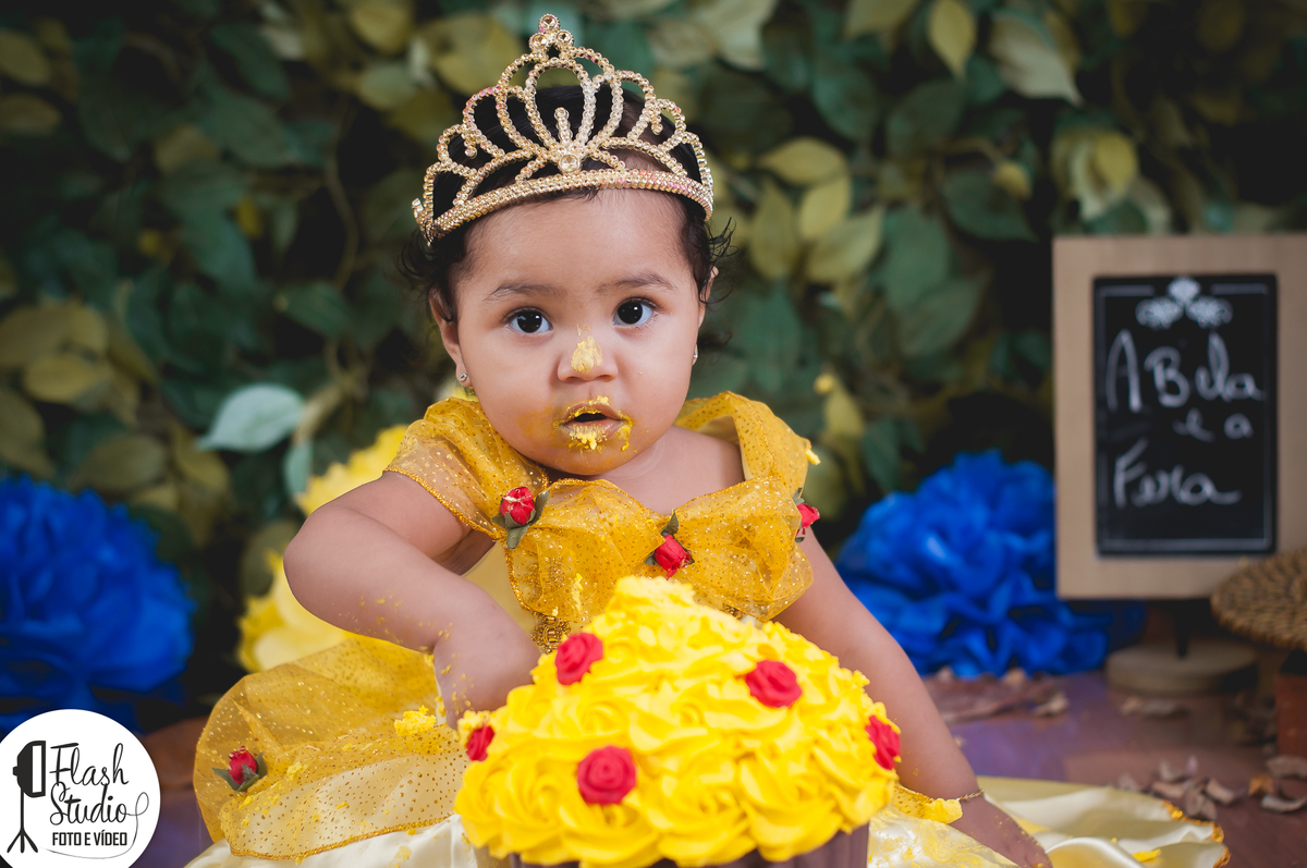 bebe mexendo no bolo em smash the cake / cake smash da bela e a fera no rio de janeiro