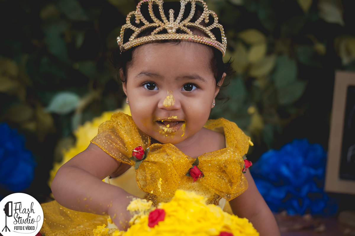 bagunça com bolo em smash the cake / cake smash da bela e a fera no rio de janeiro