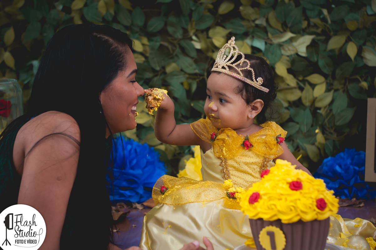 mae e filha em smash the cake / cake smash da bela e a fera no rio de janeiro