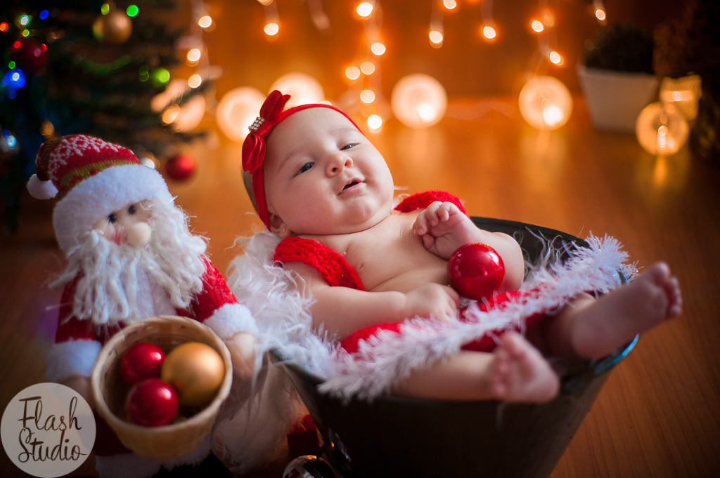 bebe fofinha sorrindo com fundo de luzes em ensaio de natal em bangu no rio de janeiro
