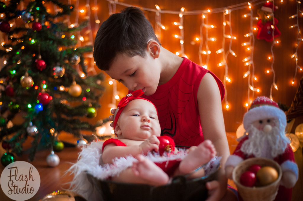 Irmão beijando irmã em ensaio de natal em bangu no rio de janeiro