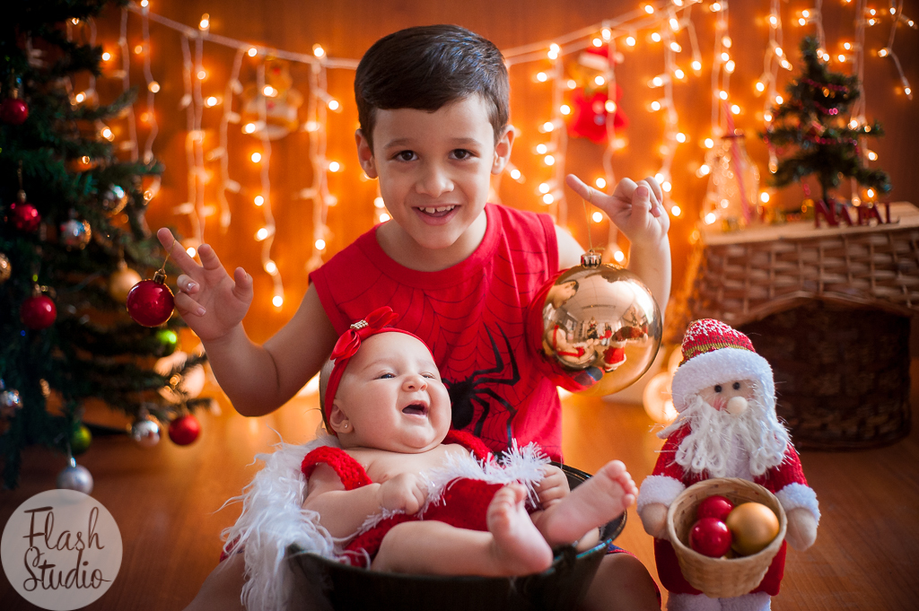 Irmão e irmã sorrindo em ensaio de natal em bangu no rio de janeiro