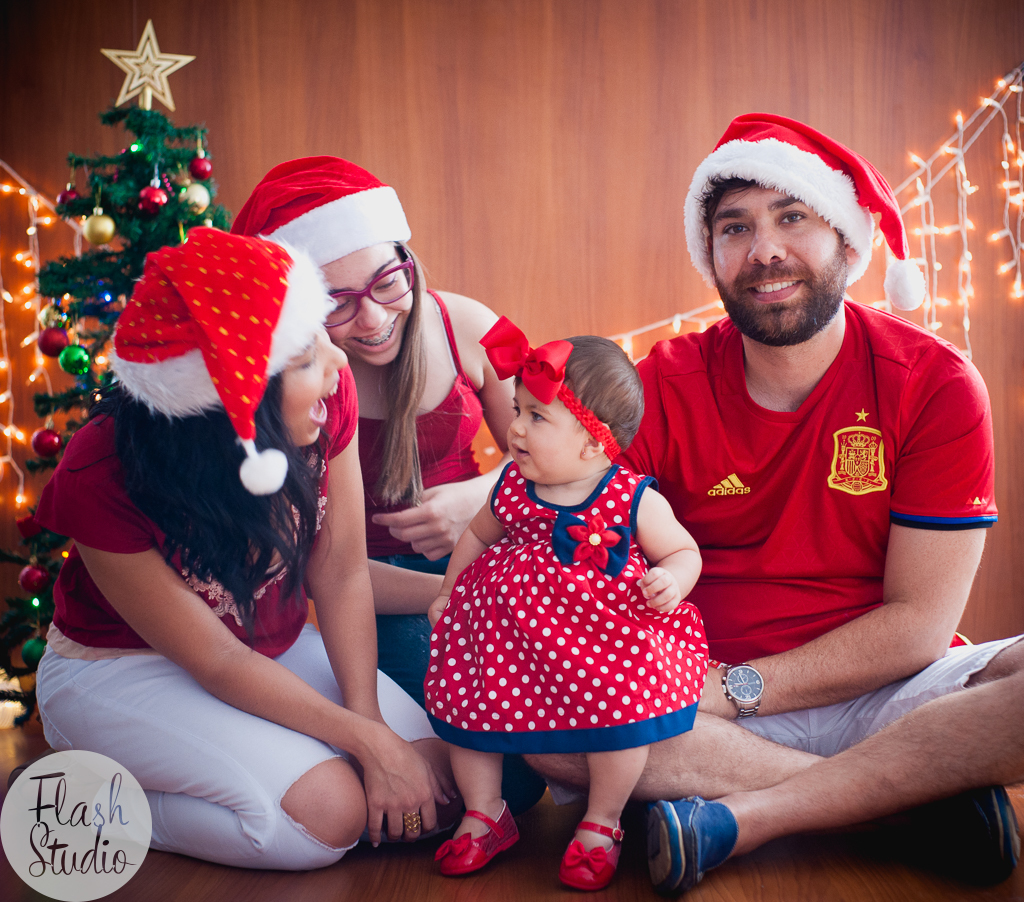 familia sorrindo em cenario de natal, em ensaio de natal em bangu no rio de Janeiro