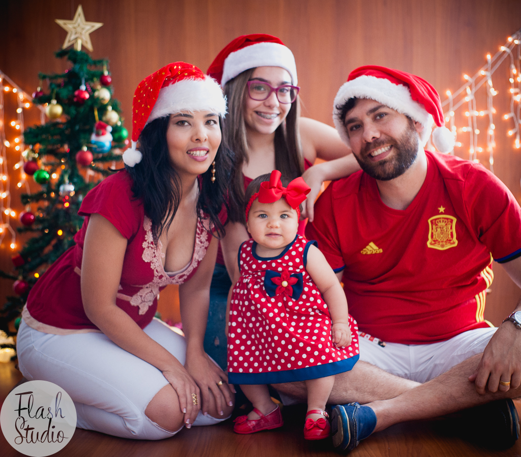 familia posando em cenario de natal, em ensaio de natal em bangu no rio de Janeiro
