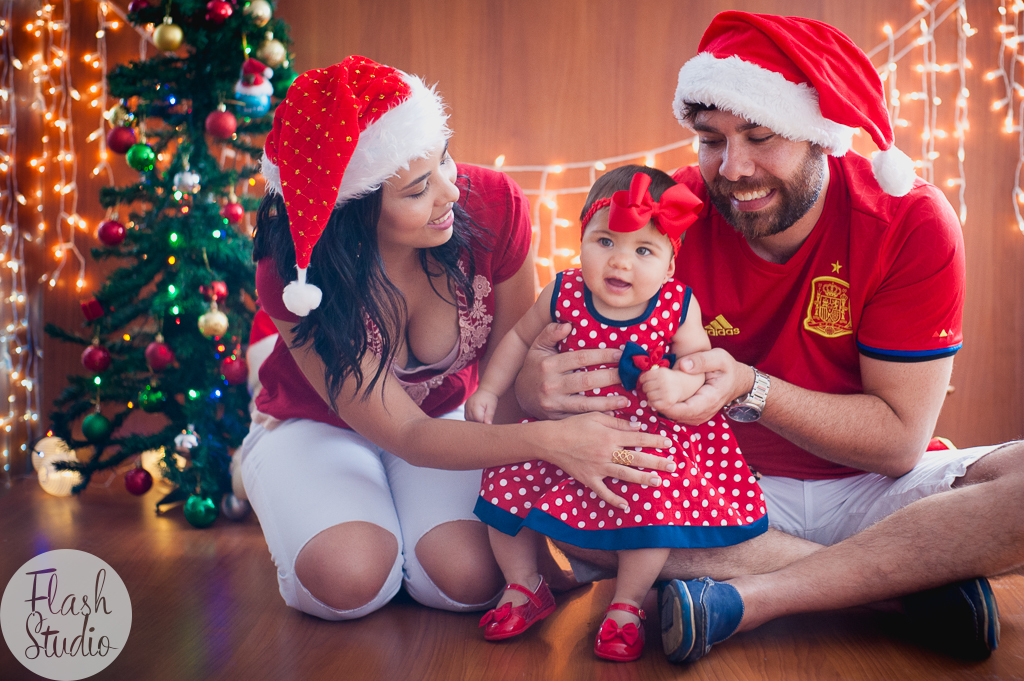 pai e mae com bebe em cenario de natal, em ensaio de natal em bangu no rio de Janeiro
