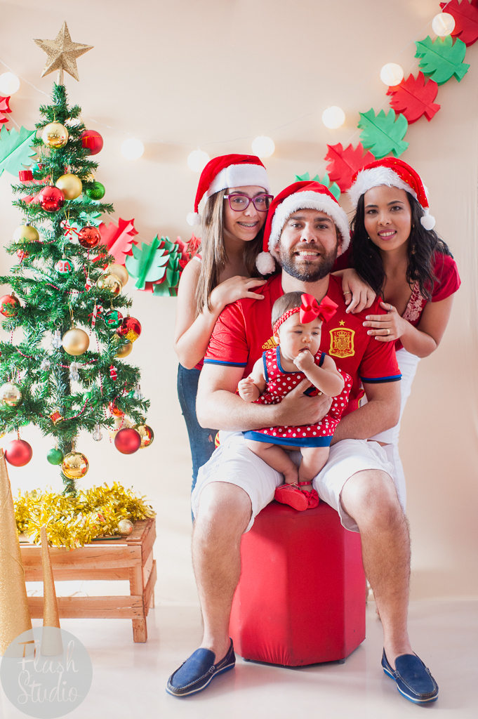 familia posando lindamente em cenario de natal, em ensaio de natal em bangu no rio de Janeiro