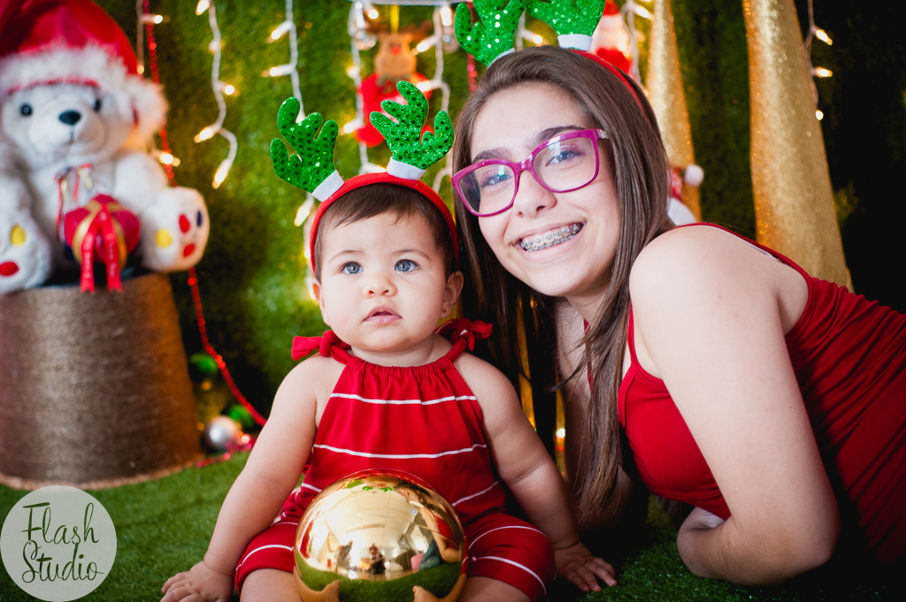 bebe com irmã em cenario de natal, em ensaio de natal em bangu no rio de Janeiro