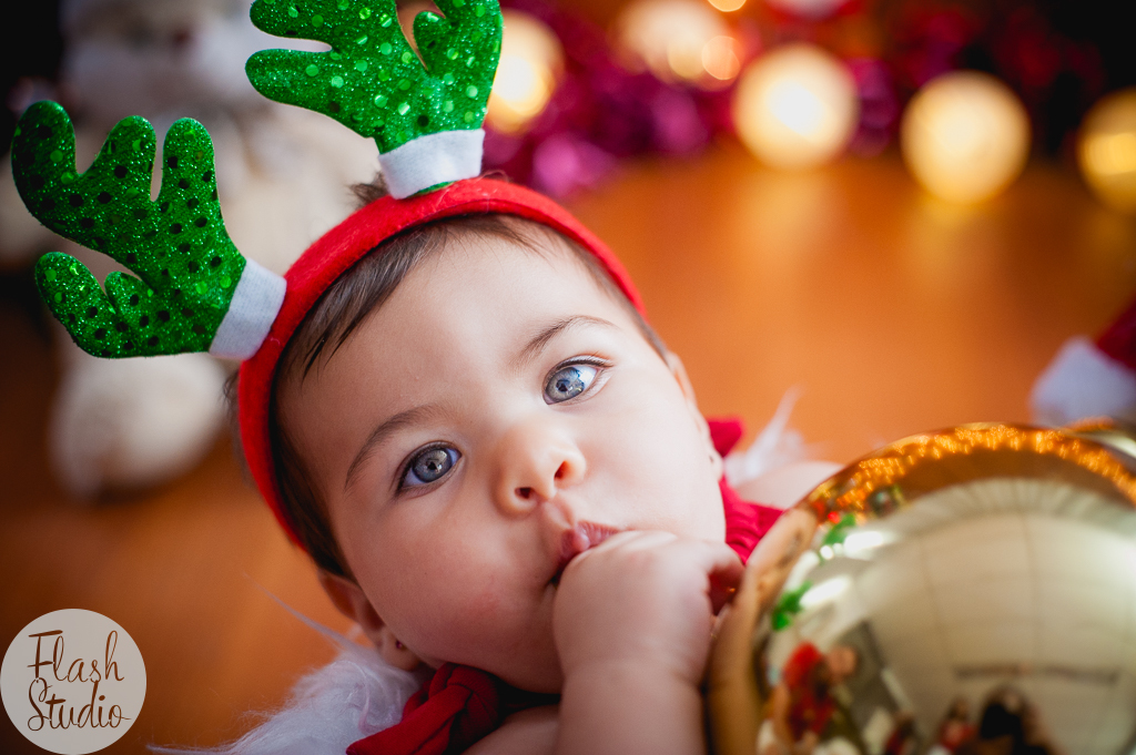 bebe chupando dedo em cenario de natal, em ensaio de natal em bangu no rio de Janeiro