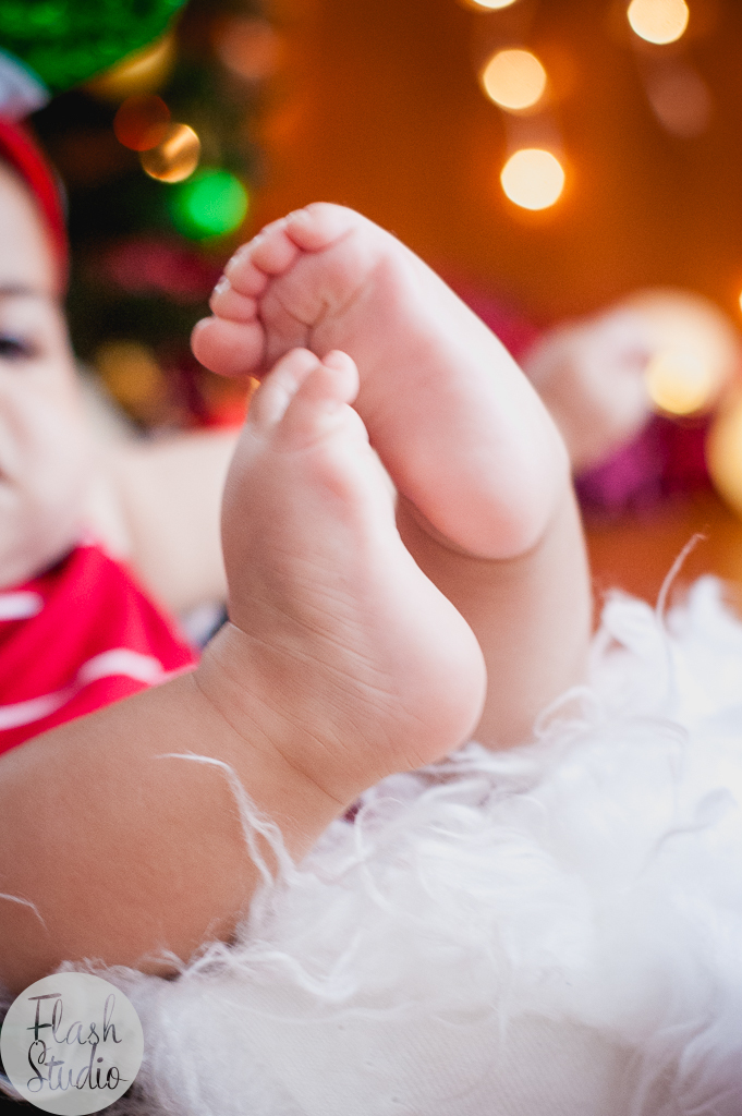 pezinhos fotos de nenem em cenario de natal, em ensaio de natal em bangu no rio de Janeiro