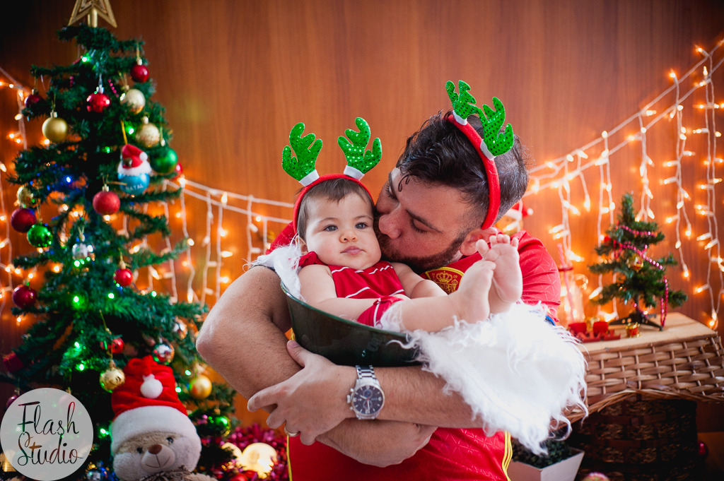 pai beijando filha em cenario de natal, em ensaio de natal em bangu no rio de Janeiro