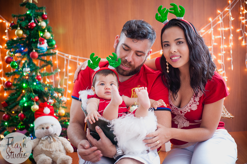 familia linda sorrindo fofos em cenario de natal, em ensaio de natal em bangu no rio de Janeiro