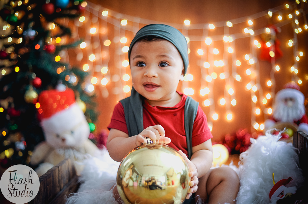 bebe com bolinha de natal em um lindo ensaio de natal no rio de janeiro 