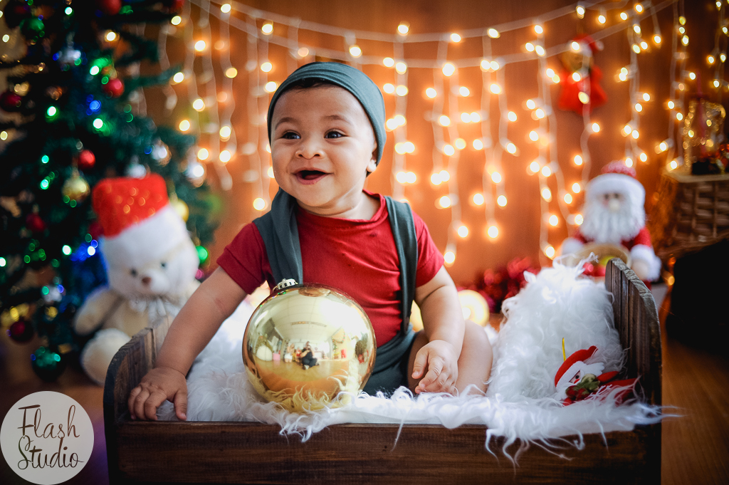 bebe com enfeites de natal, sorri em um lindo ensaio de natal no rio de janeiro 