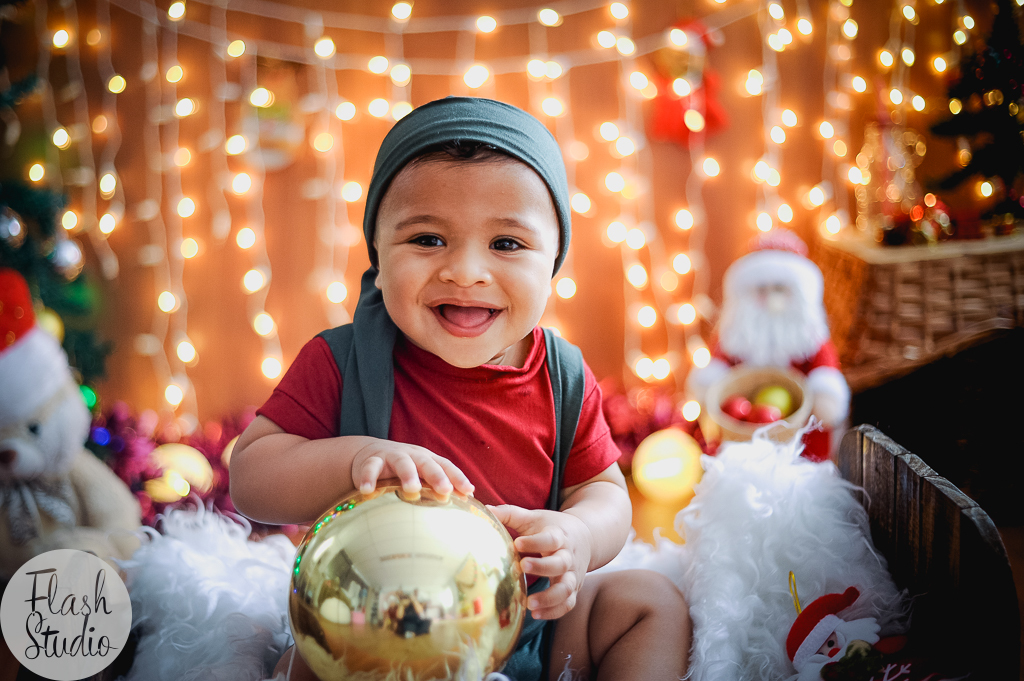 bebe se divertindo em um lindo ensaio de natal no rio de janeiro 