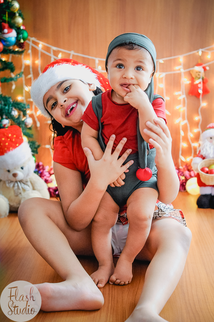 irmãos fofos em um lindo ensaio de natal no rio de janeiro 