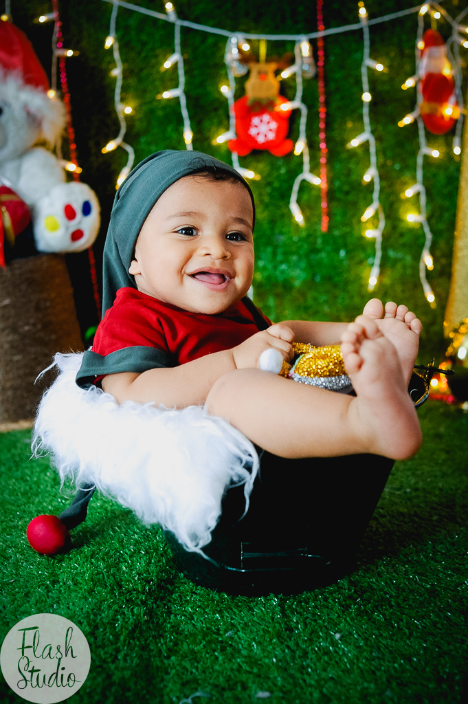 baby em cenario de grama sorrindo em um lindo ensaio de natal no rio de janeiro 