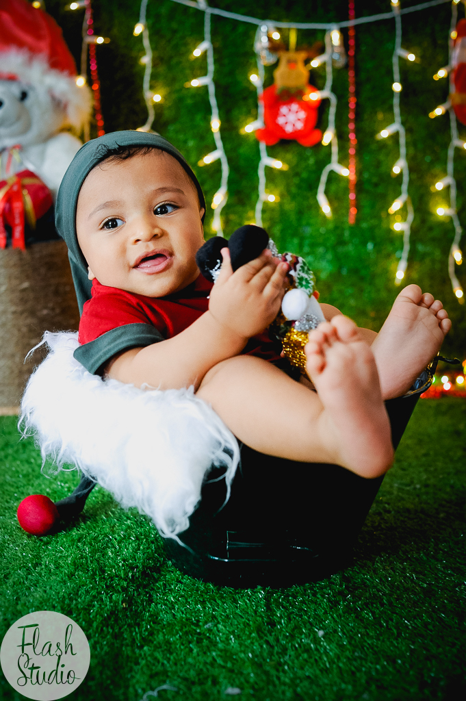 bebe sorrindo em um cenario de natal no rio de janeiro, em bangu