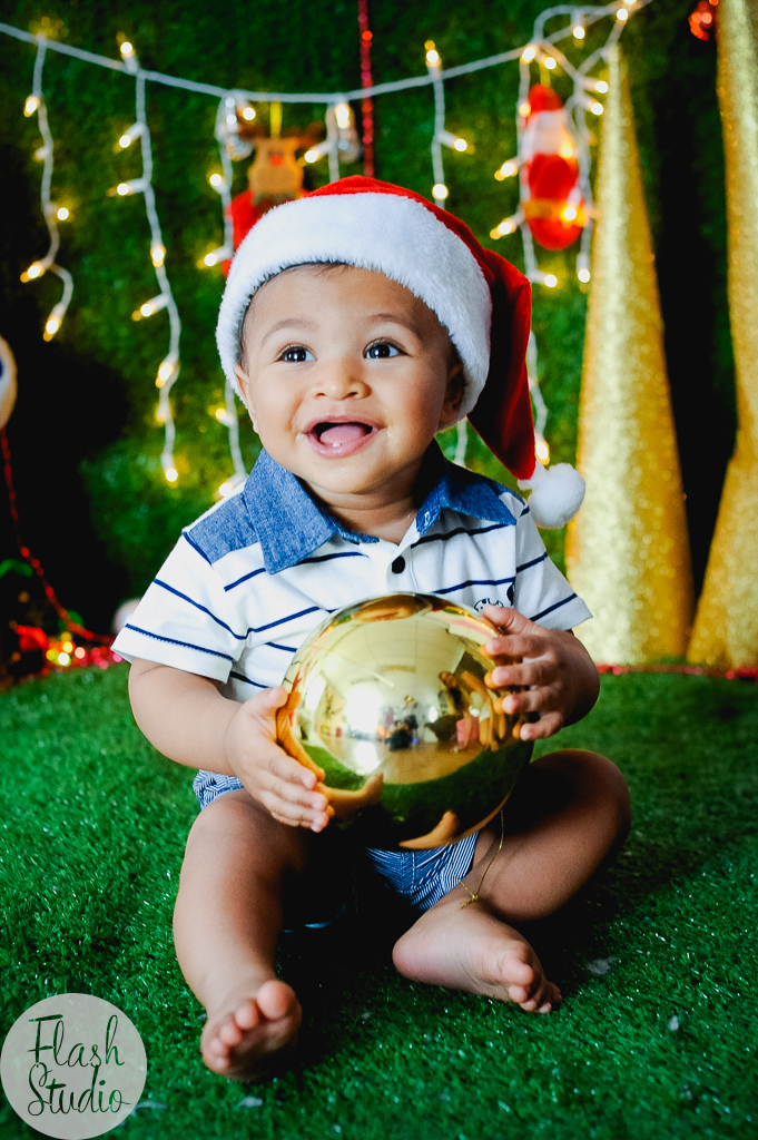 bebe com bolinha de natal em um lindo ensaio de natal no rio de janeiro 