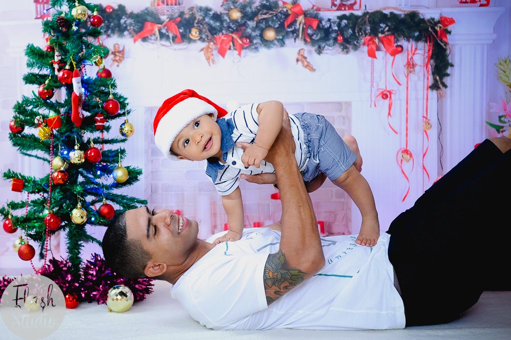 pai e filho brincando em um lindo ensaio de natal no rio de janeiro 