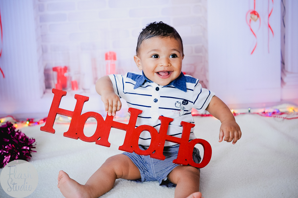 joao com a expressão hohoho em um lindo ensaio de natal no rio de janeiro 