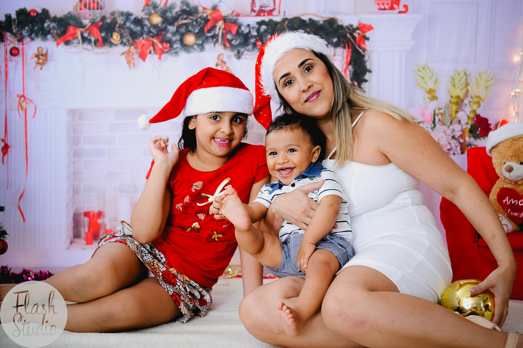mae e filhos em um lindo ensaio de natal no rio de janeiro 