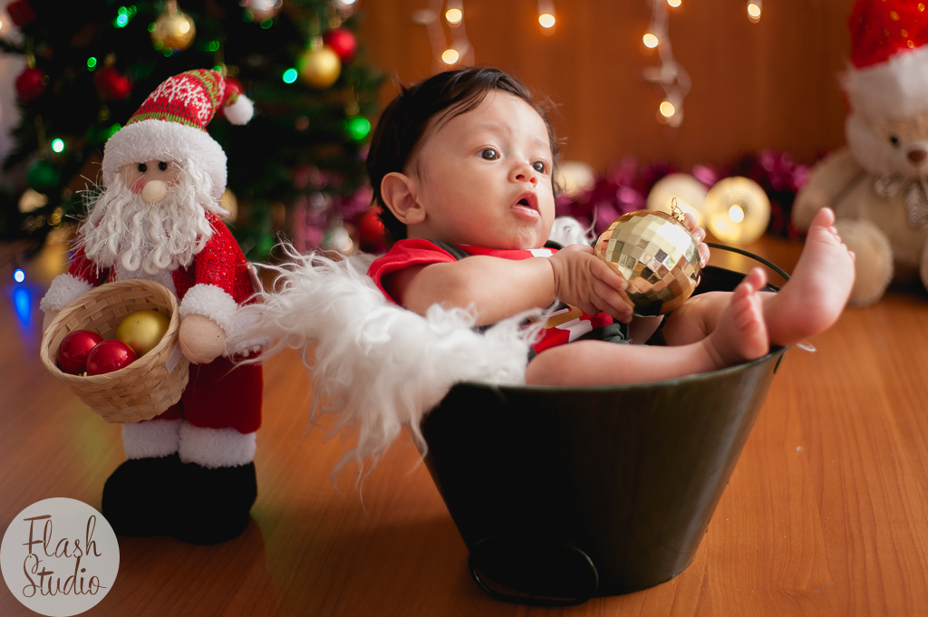 bebe lindo em baldinho em ensaio fotografico no rio de janeiro