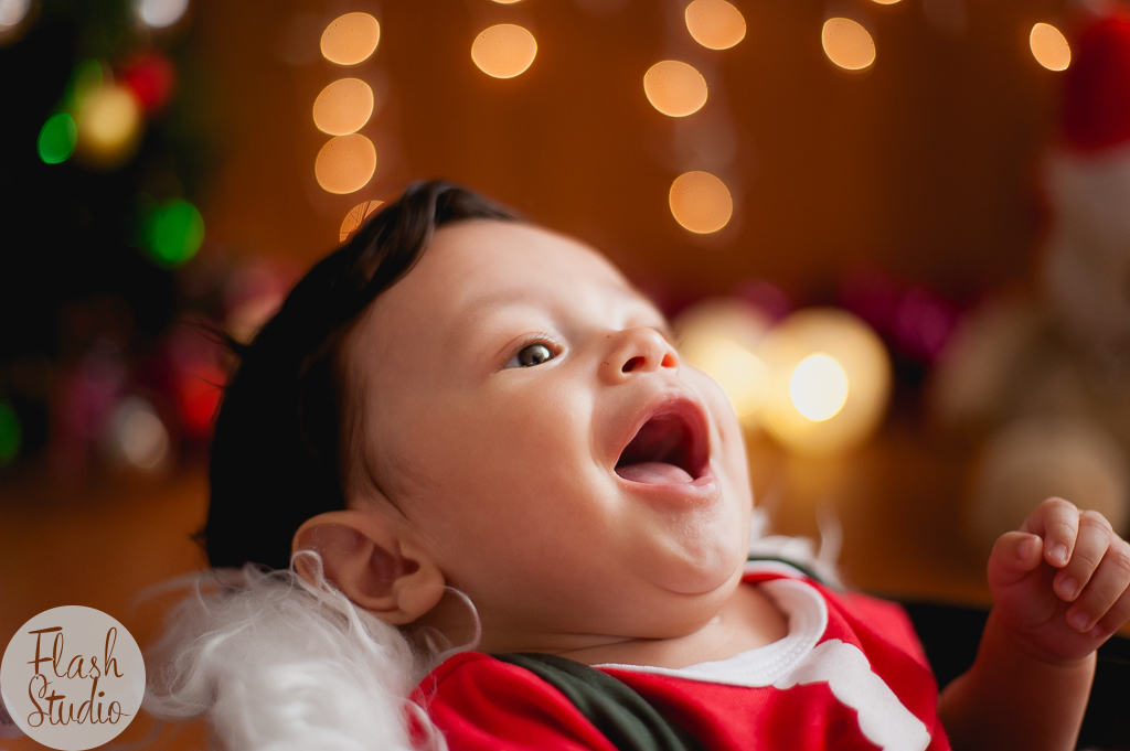 bebe sorridente com fundo de luzes em ensaio fotografico no rio de janeiro