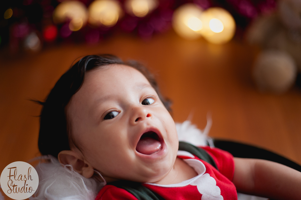 bebe sorridente olhando para a camera em ensaio fotografico no rio de janeiro