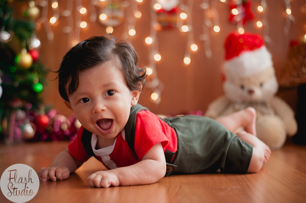 lindo bebe sorrindo em ensaio fotografico de natal no rio de janeiro
