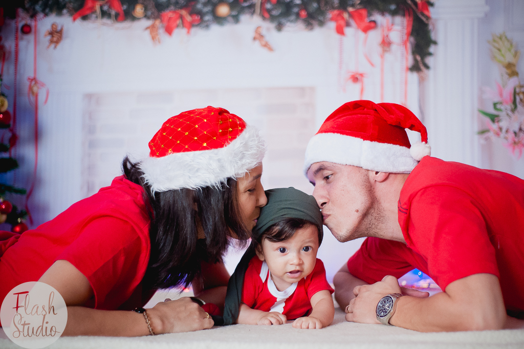 pais beijando filho em ensaio fotografico de natal no rio de janeiro
