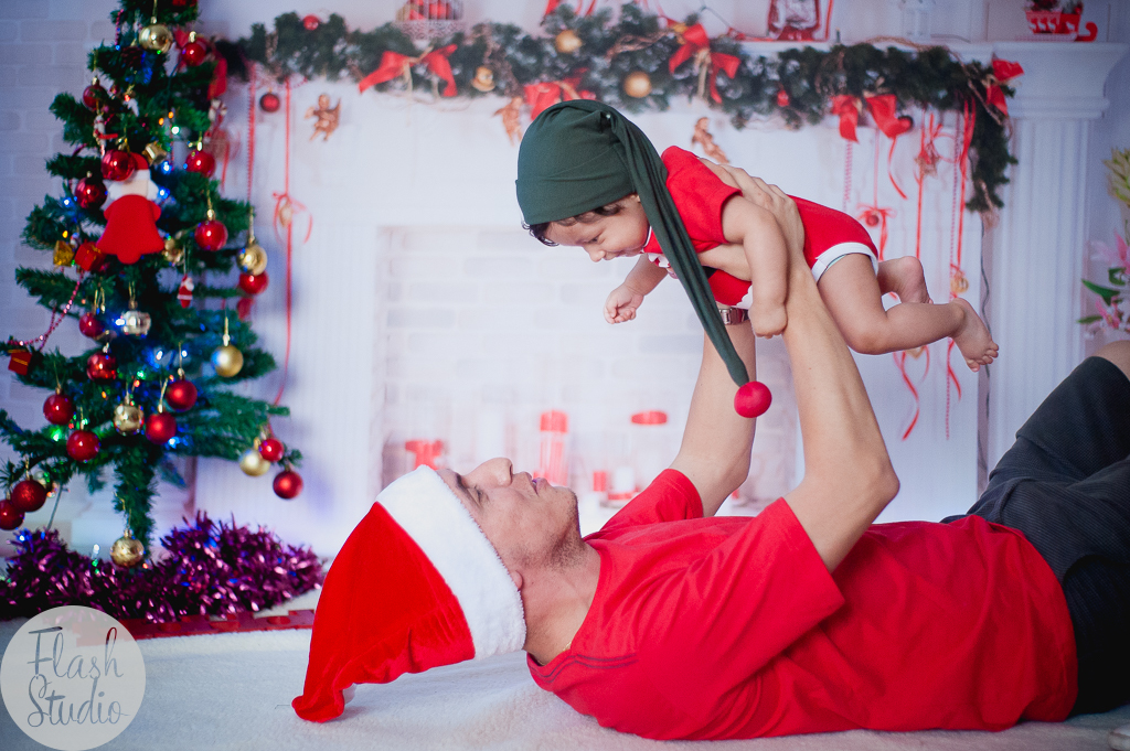 pai levantando filho em ensaio fotografico de natal no rio de janeiro