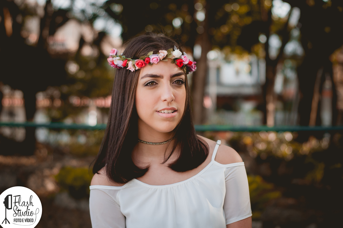 mulher com flores na cabeça em um ensaio externo feito no rio de janeiro