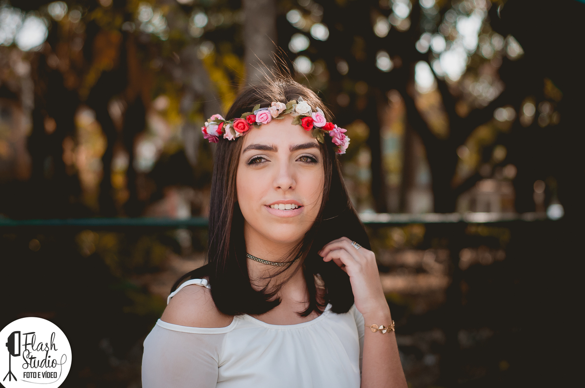 mulher com flores em um ensaio externo feito no rio de janeiro