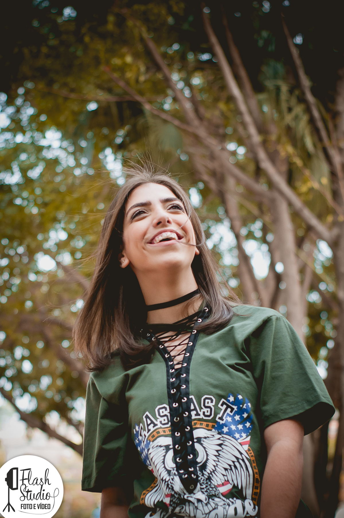 mulher sorridente um ensaio externo feito no rio de janeiro