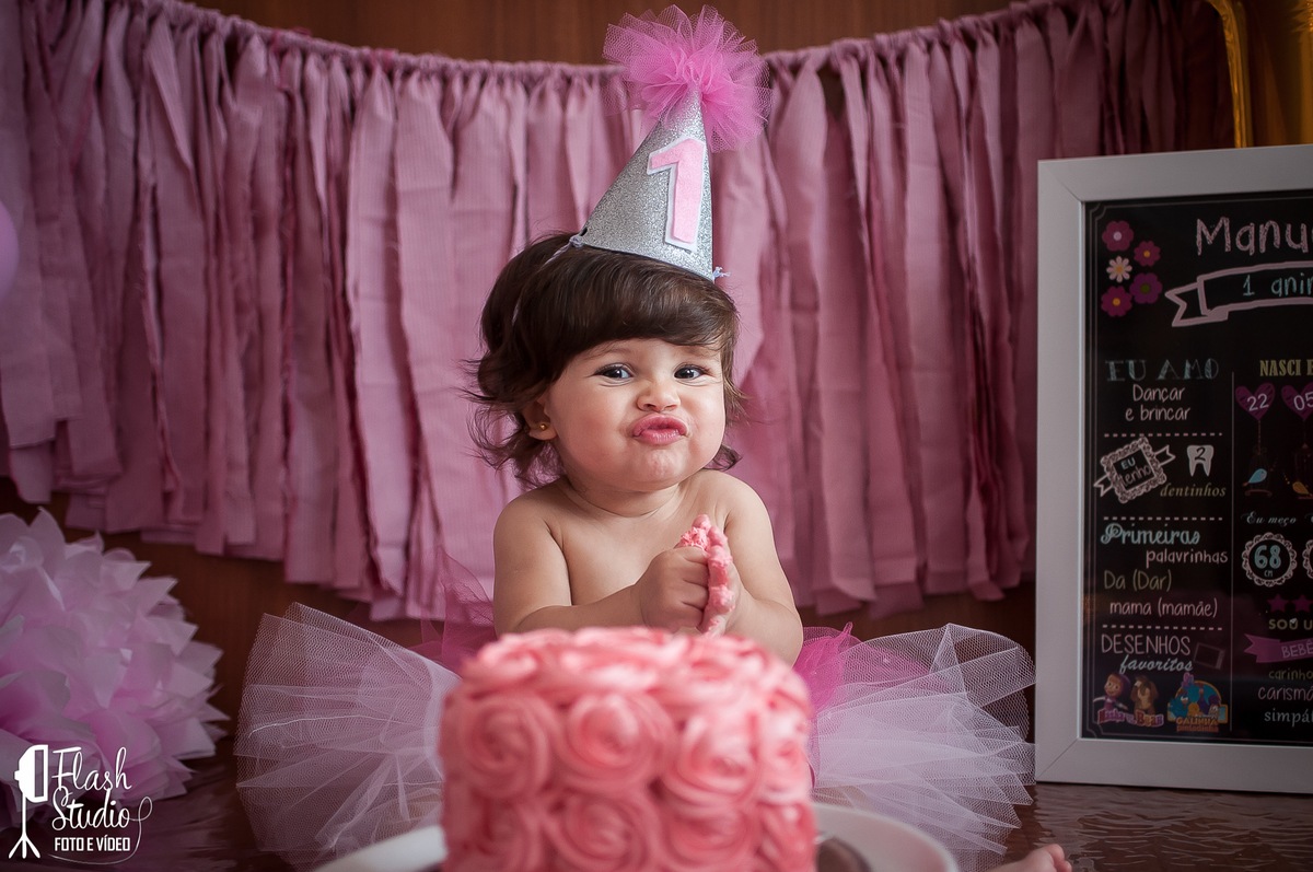 bebe faz gracinha em smash the cake, em estudio no rio de janeiro