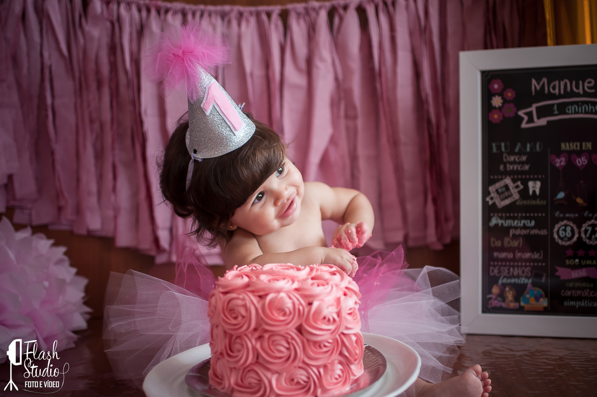 bebe brinca em smash the cake, em estudio no rio de janeiro