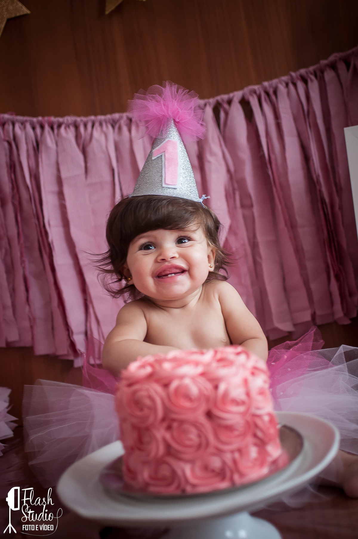 bebe sorrindo com bolo em smash the cake, em estudio no rio de janeiro